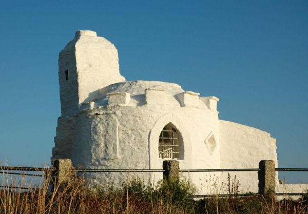 This image has an empty alt attribute; its file name is heurs-hut.jpg